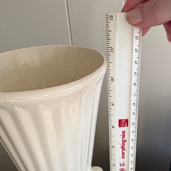 Rumrill 1930's Vintage Cream Vase with Art Deco Scroll Handles - Picture 3 of 8